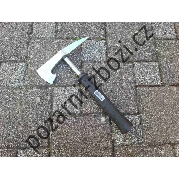 Hasičská sekera s kovovou násadou