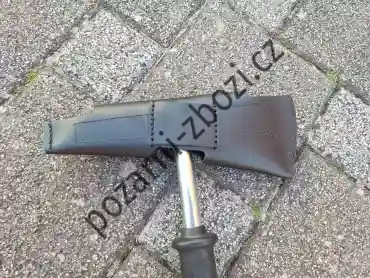 Závěsník na hasičskou sekerku